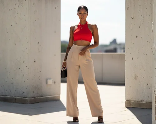 top deportivo rojo boeskin con pantalón beige