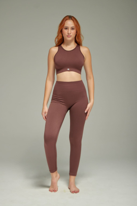 Conjunto Deportivo Seamless Dinámica en color chocolate. Ropa sin costuras con legging push up y top halter cruzado, ideal para el gym.